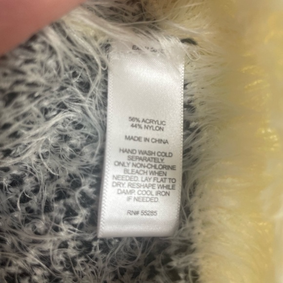 Express women’s sweater size medium. This sweater has beautiful graphics - Picture 3 of 3